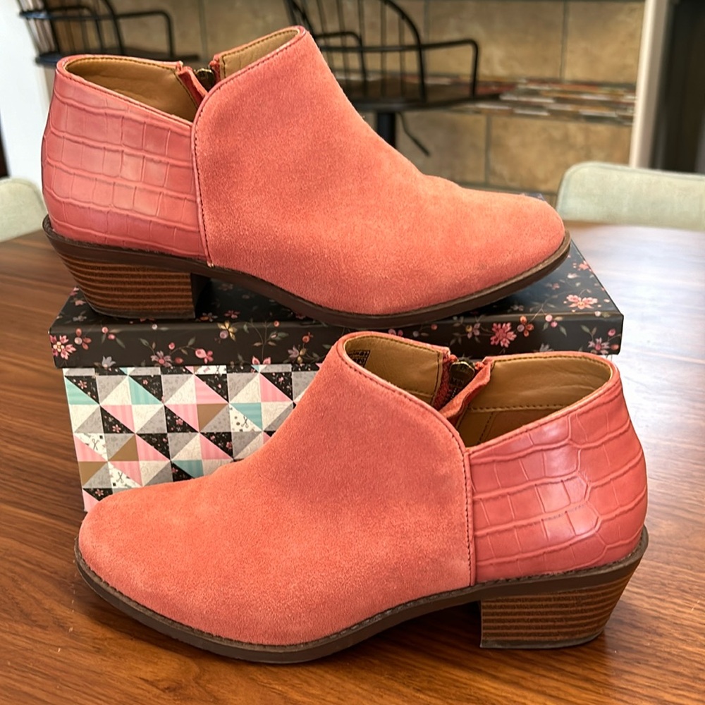 Vionic Pink Suede Booties Size 7.5